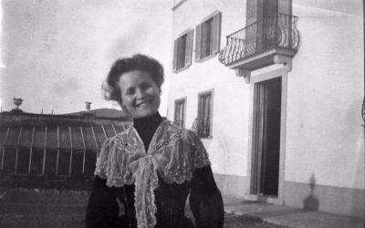 Laura Orvieto davanti alla facciata della villa